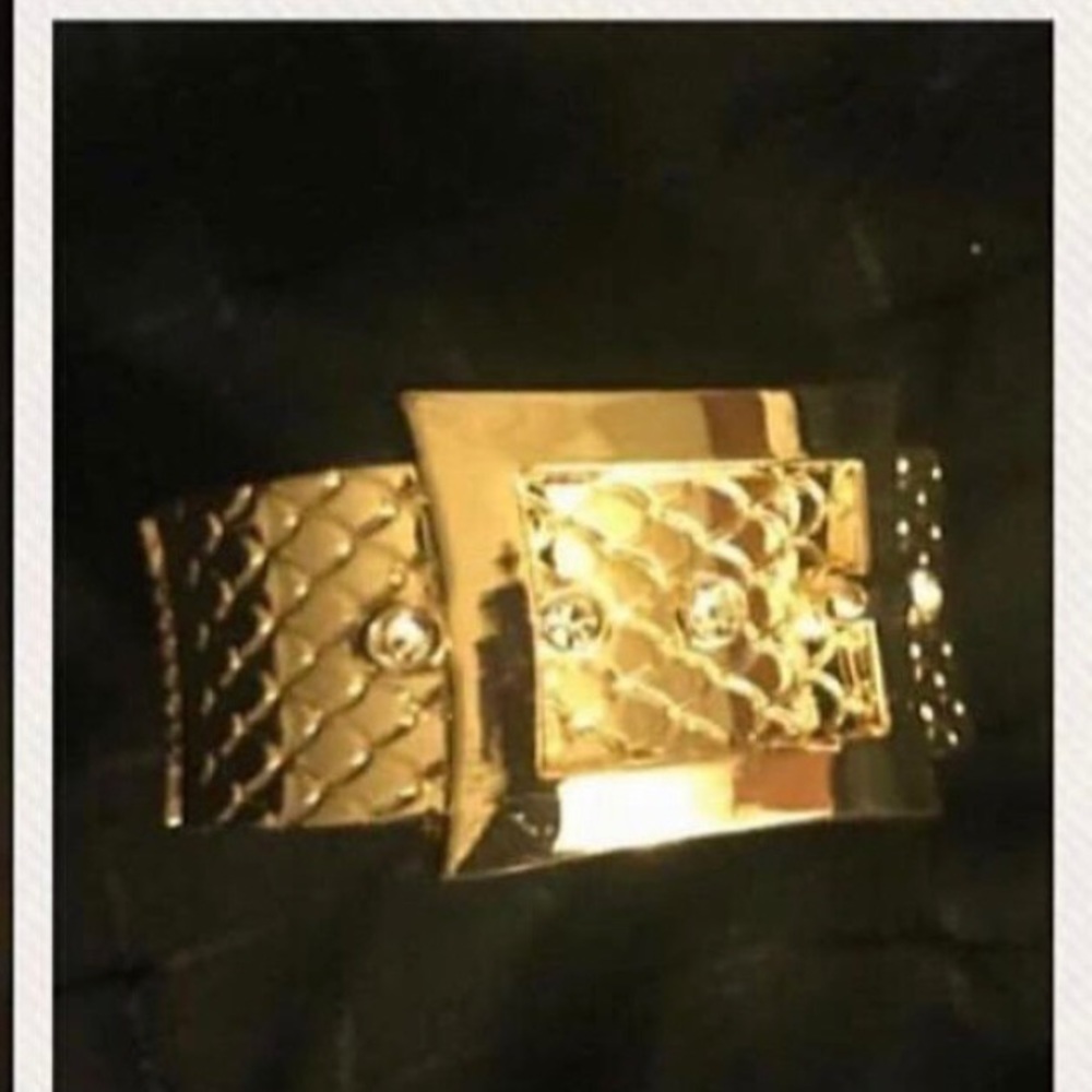 The textured buckle bracelet.with crystal gold